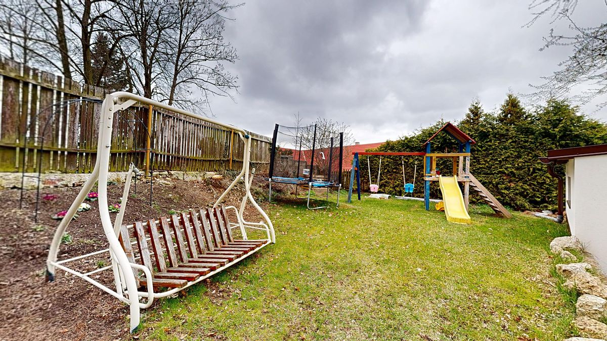 Prodej rodinného domu 207 m², pozemek 355 m² – fotografie 2