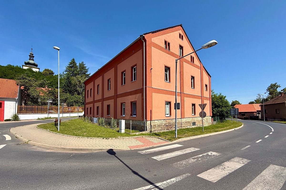 Prodej rodinného domu 373 m², pozemek 1106 m² – fotografie 2