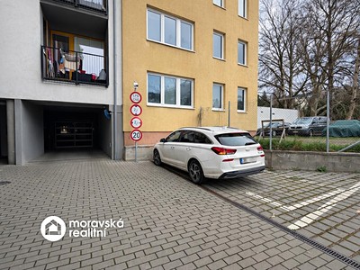 Pronájem garážového stání 18 m²