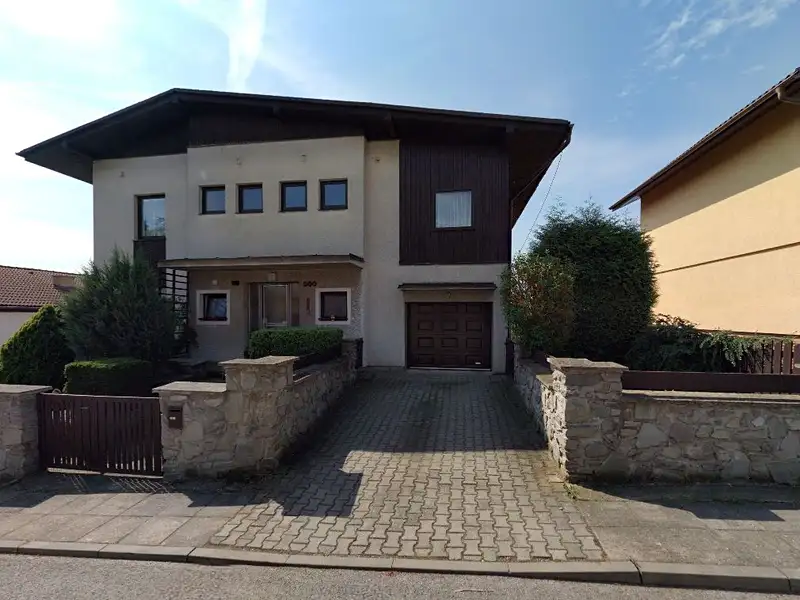 Prodej rodinného domu 280 m², pozemek 774 m², Dobrovice – náhled fotky 1