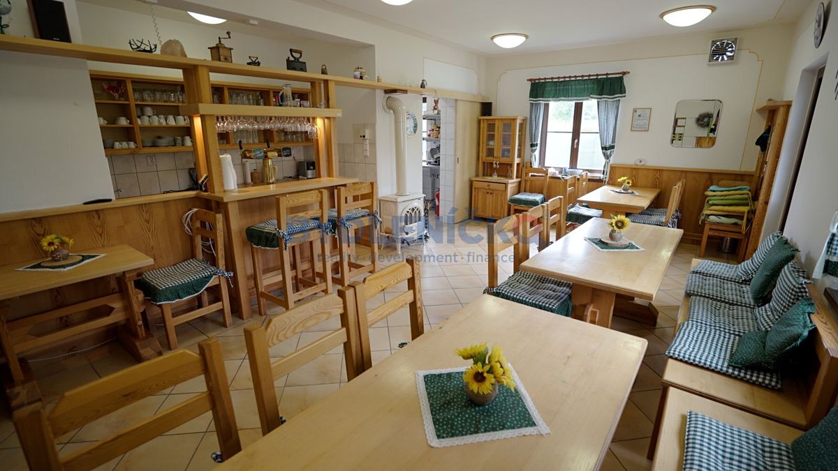 Prodej rodinného domu 275 m², pozemek 1663 m² – fotografie 5
