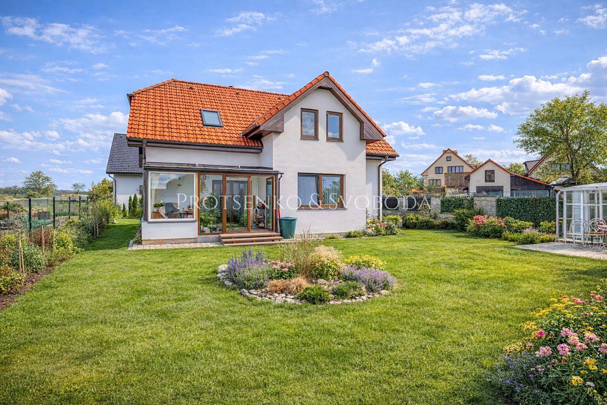 Prodej rodinného domu 252 m², pozemek 845 m²