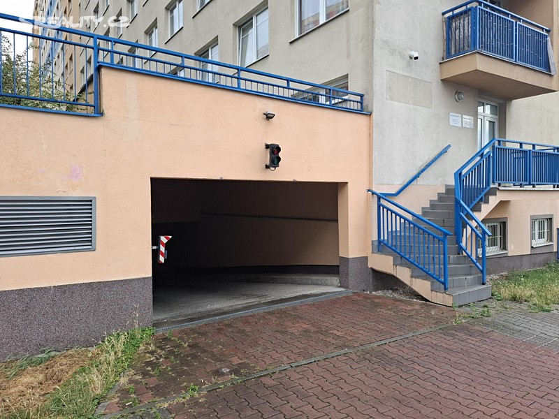 Pronájem garážového stání 15 m²