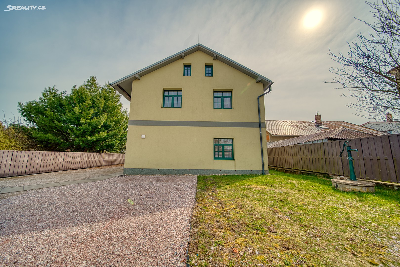 Prodej  vícegeneračního domu 296 m², pozemek 610 m² – pohled 2