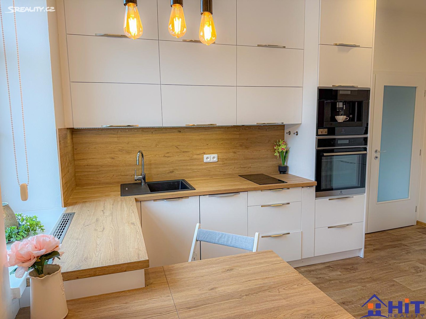 Prodej bytu 2+kk 53 m² – pohled 2