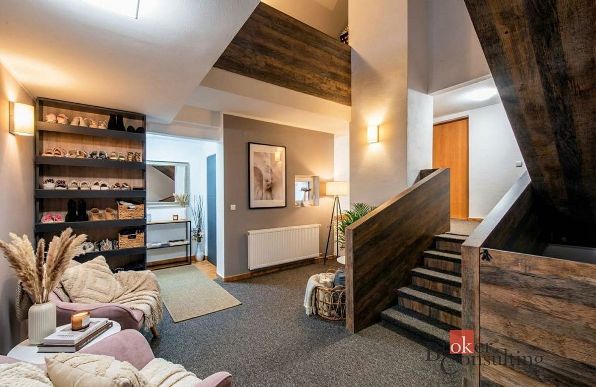 Prodej rodinného domu 234 m², pozemek 1062 m² – fotografie 2