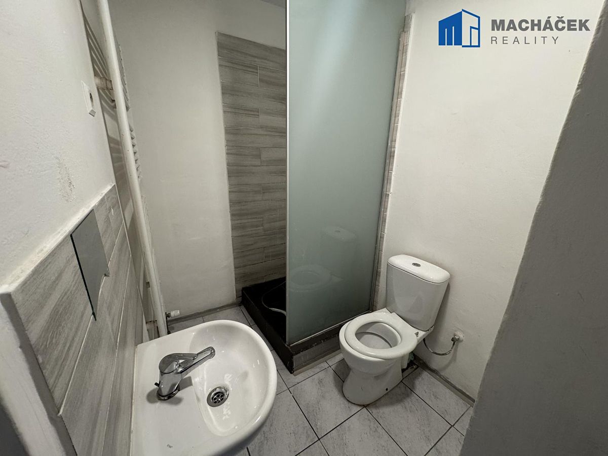 Prodej rodinného domu 204 m², pozemek 189 m² – fotografie 2