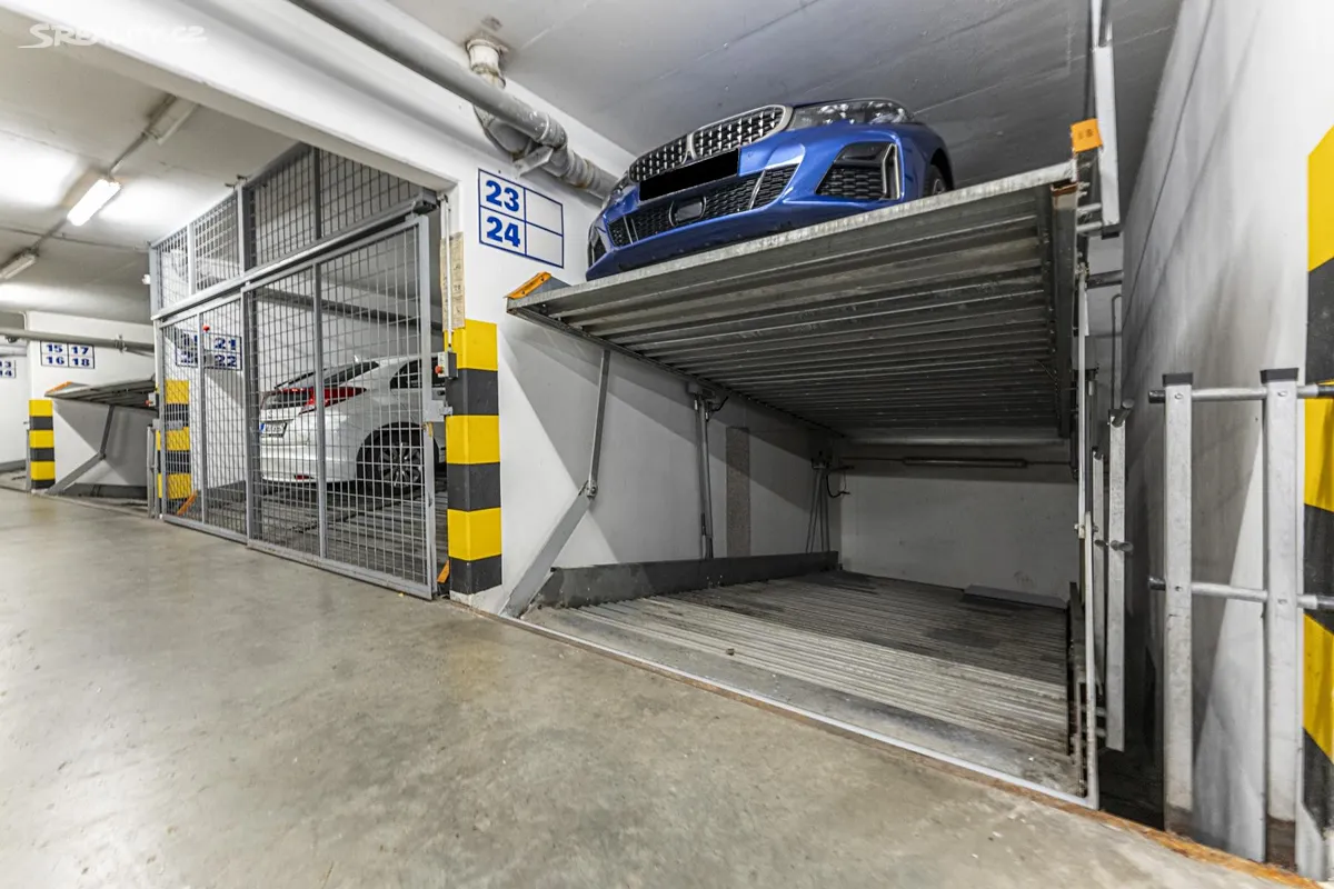 Pronájem garážového stání 11 m², Neklanova