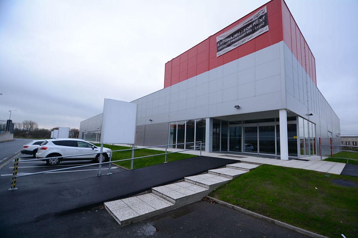 Pronájem obchodního prostoru 698 m²