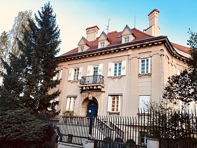 Pronájem kanceláře 300 m²