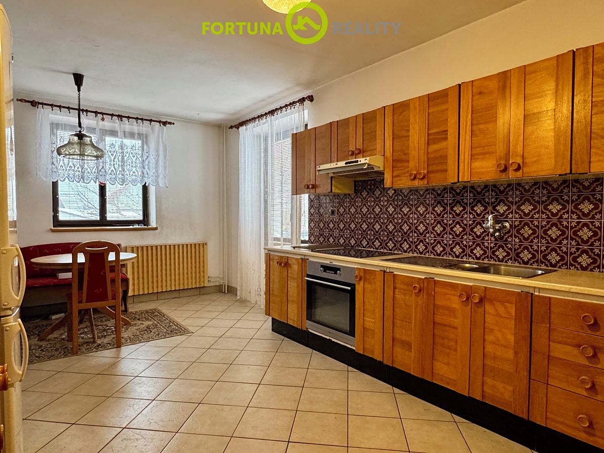 Prodej rodinného domu 239 m², pozemek 1210 m² – fotografie 5
