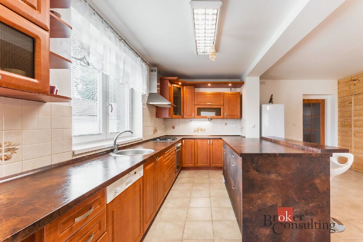 Prodej rodinného domu 240 m², pozemek 1744 m² – fotografie 2