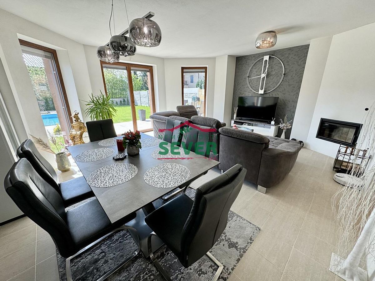 Prodej rodinného domu 220 m², pozemek 571 m² – fotografie 2