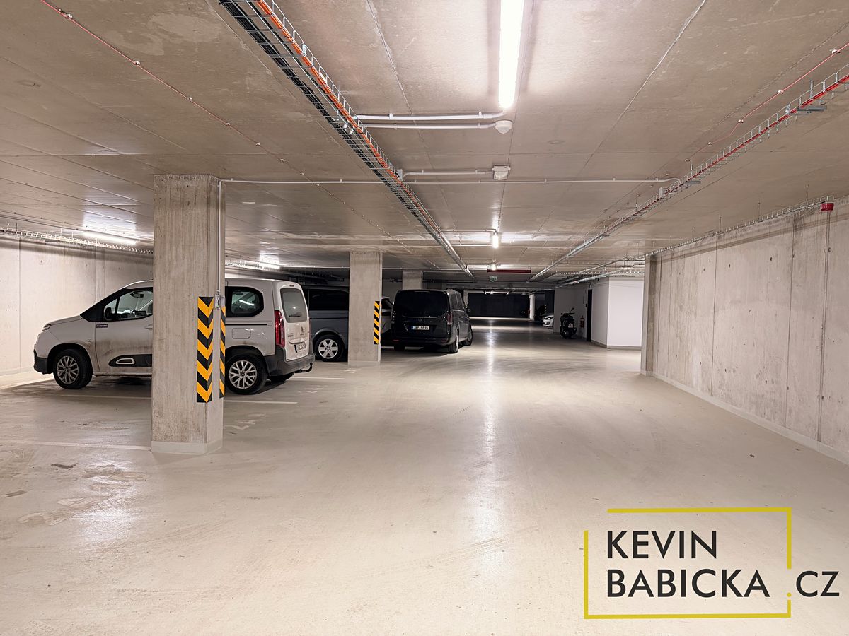 Pronájem garážového stání 13 m² – fotografie 3