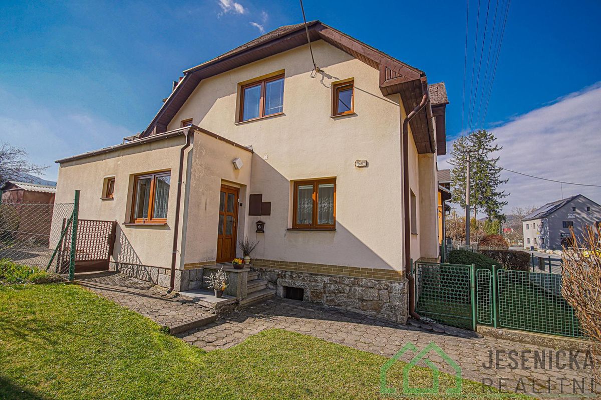 Prodej rodinného domu 144 m², pozemek 964 m² – fotografie 2