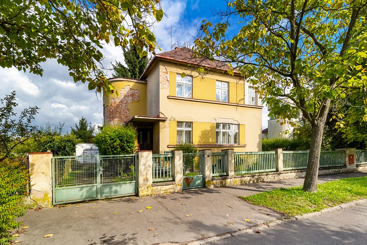 Prodej rodinného domu 356 m², pozemek 1666 m²