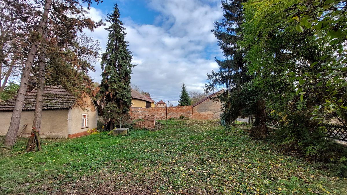 Prodej stavebního pozemku 1090 m², Černuc – fotka 1 z 3