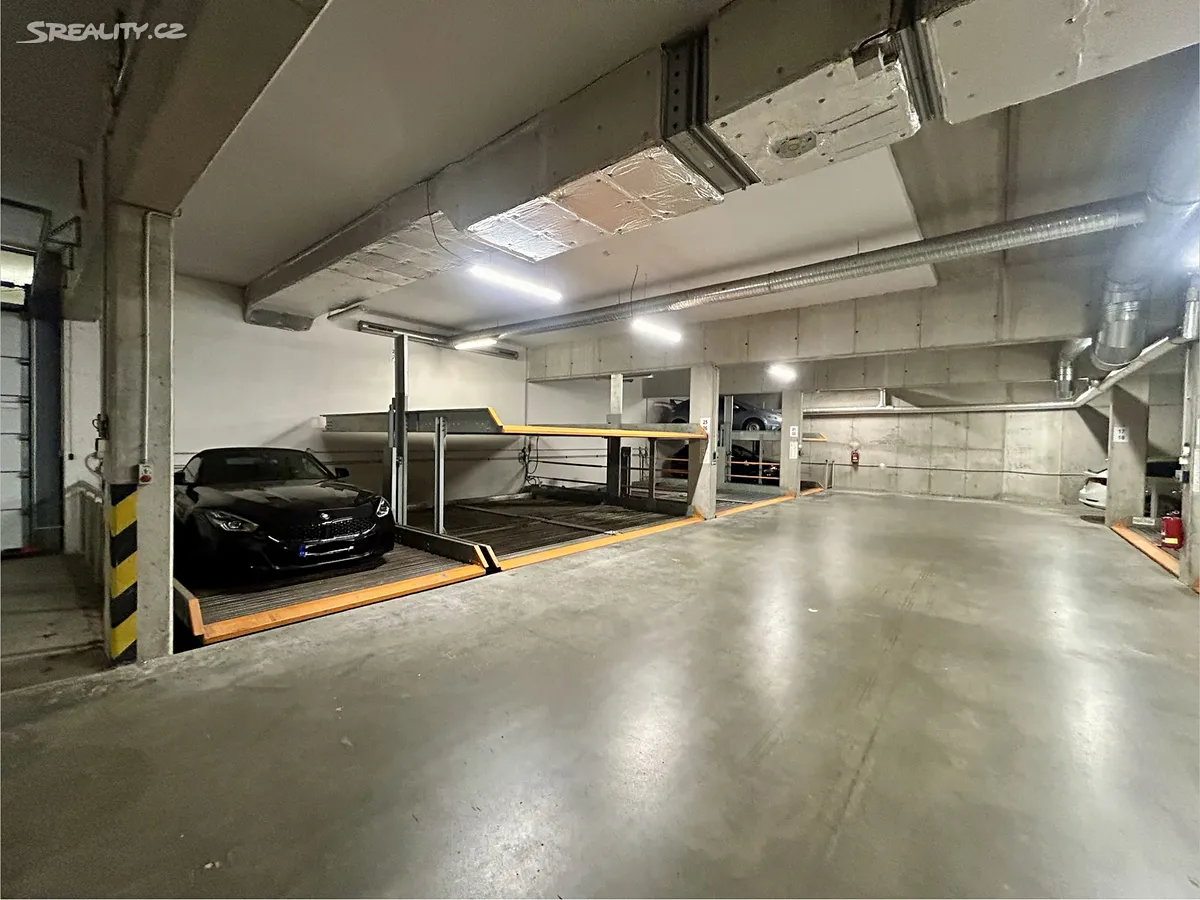 Pronájem garážového stání 11 m², Brno