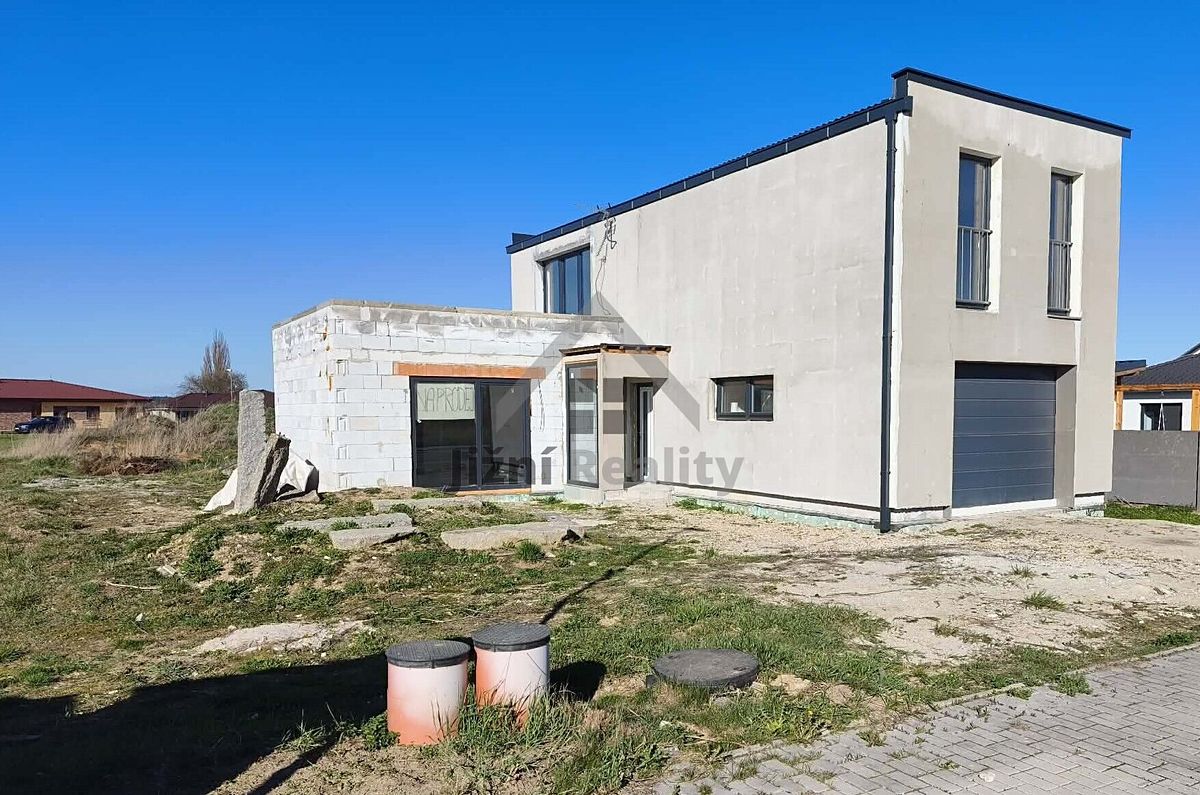 Prodej rodinného domu 220 m², pozemek 810 m² – fotografie 2