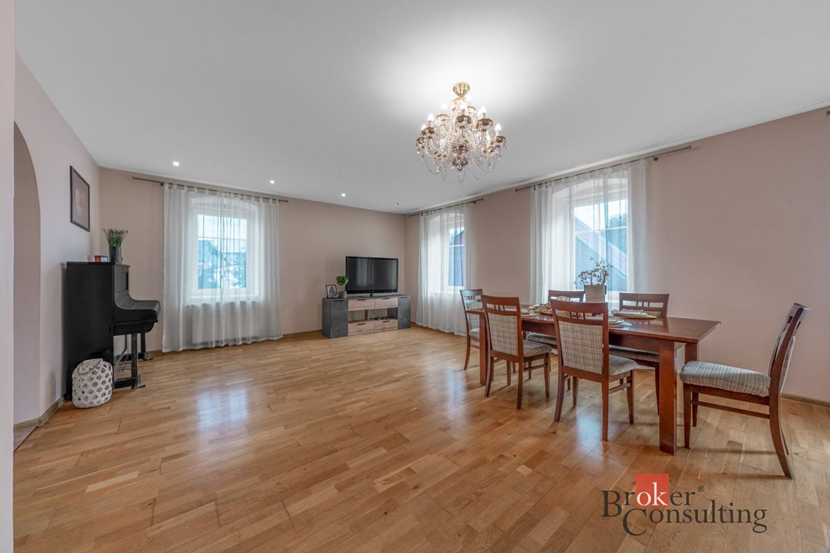 Prodej rodinného domu 450 m², pozemek 692 m² – fotografie 3