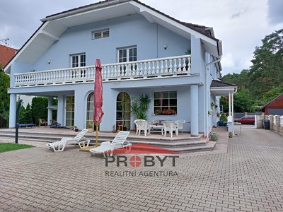Prodej  rodinného domu 510 m², pozemek 927 m²