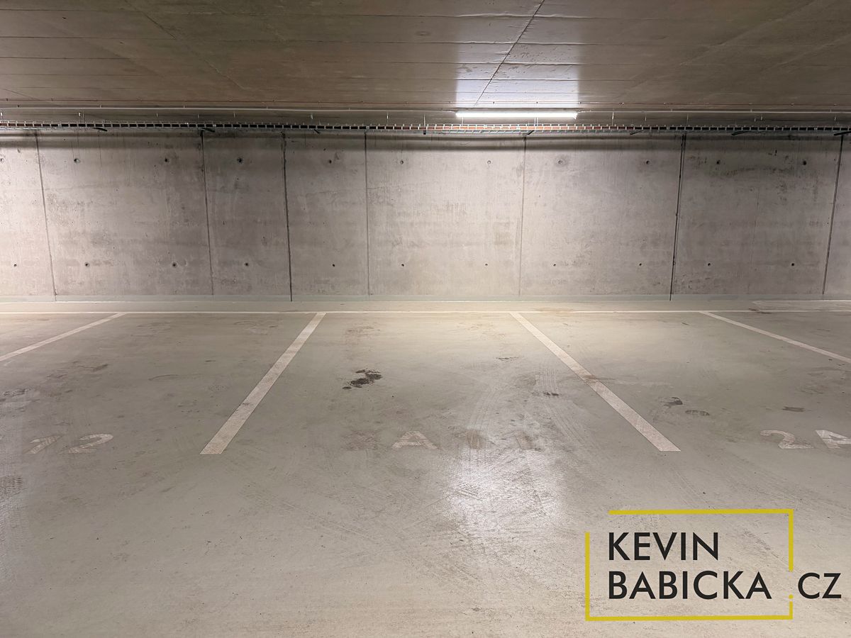 Pronájem garážového stání 13 m²