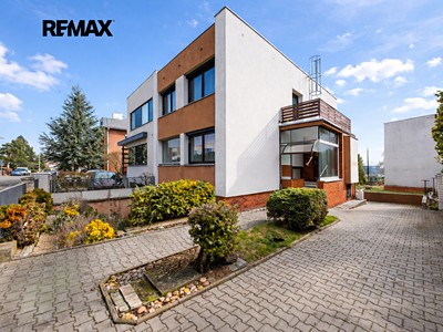 Pronájem  rodinného domu 227 m², pozemek 338 m²