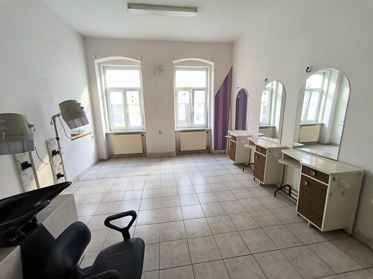 Pronájem komerčního prostoru, 40 m² (1 z 13)
