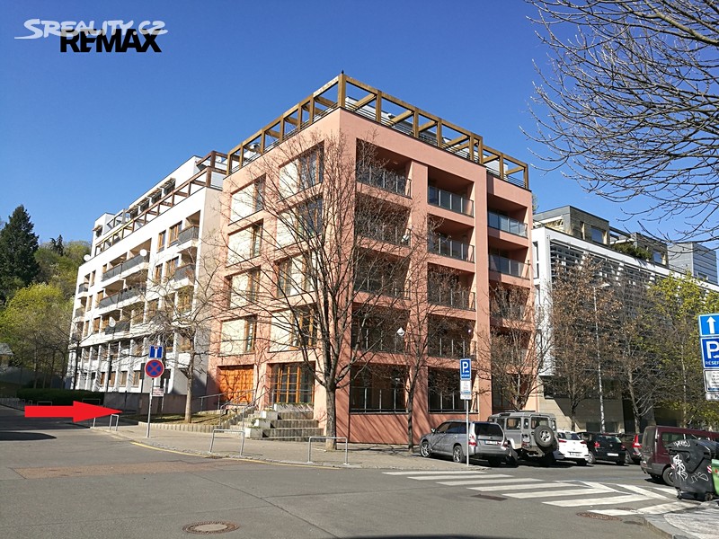 Pronájem garážového stání 15 m²