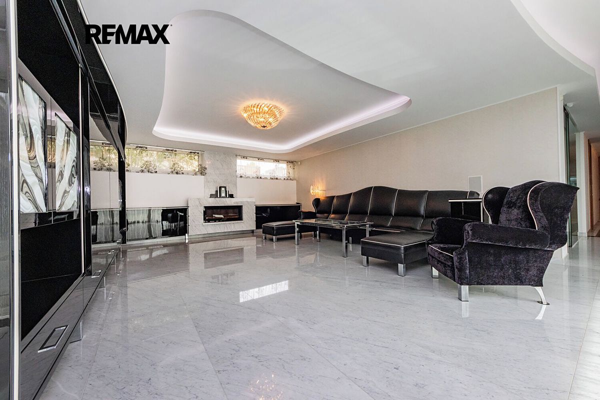 Prodej rodinného domu 365 m², pozemek 623 m² – fotografie 2