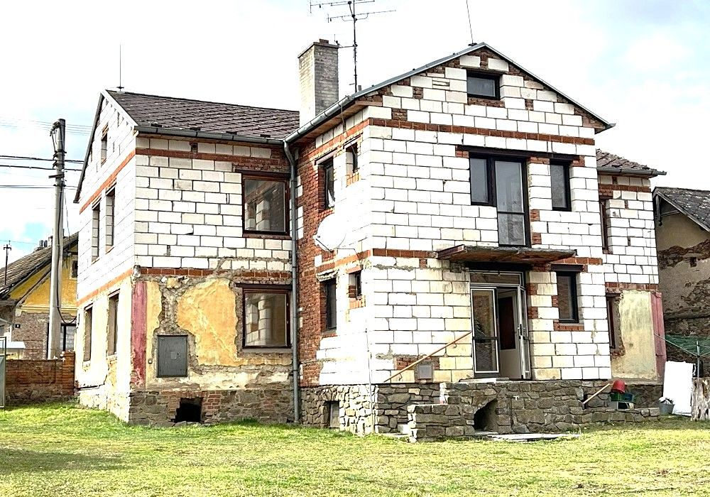 Prodej rodinného domu 270 m², pozemek 1495 m² – fotografie 2