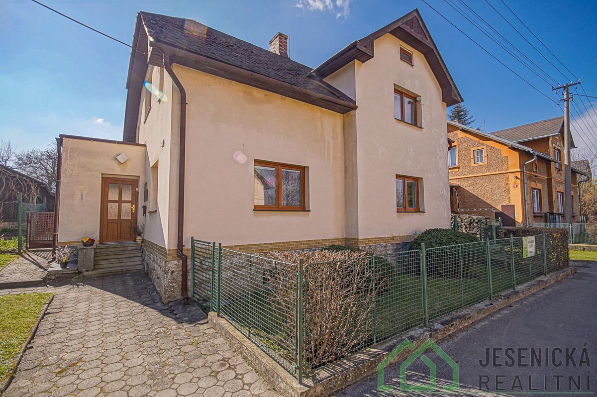 Prodej rodinného domu 144 m², pozemek 964 m²