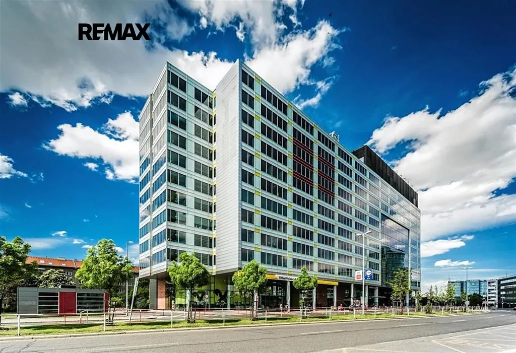 Pronájem kanceláře 733 m²