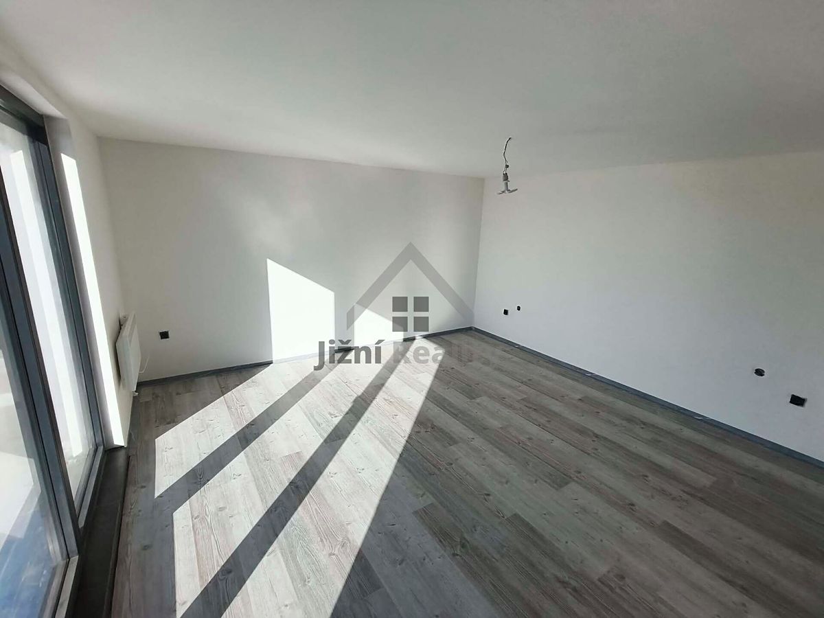 Prodej rodinného domu 220 m², pozemek 810 m² – fotografie 5