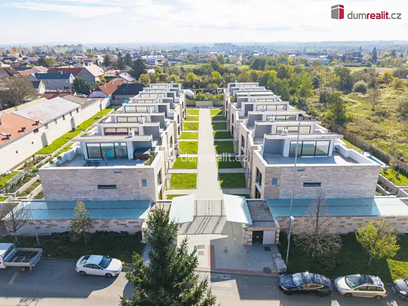 Prodej rodinného domu 378 m², pozemek 360 m², Praha – náhled fotky 3
