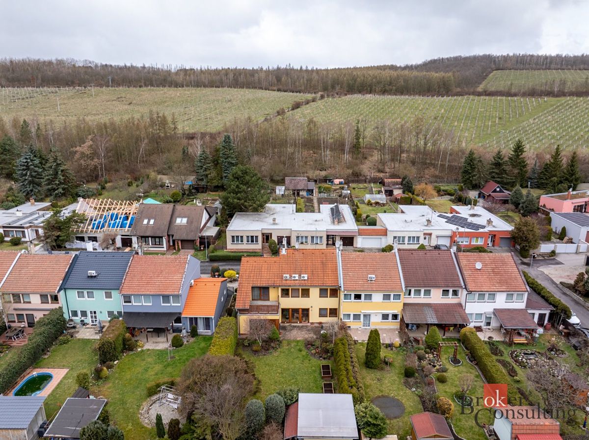 Prodej rodinného domu 239 m², pozemek 299 m² – fotografie 2