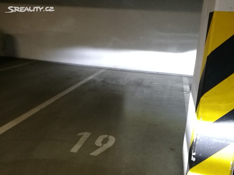 Pronájem garážového stání 15 m² - More