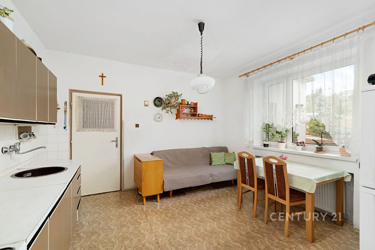 Prodej rodinného domu 215 m², pozemek 946 m² – fotografie 5