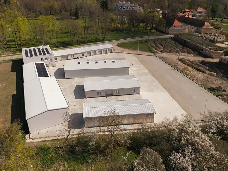 Pronájem výrobní haly, prostoru 1933 m², Hořín – náhled fotky 1