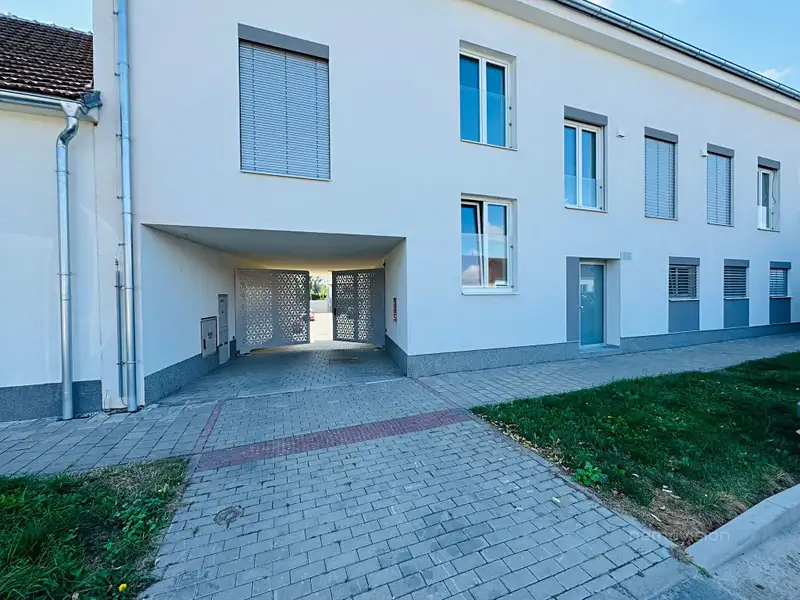 Pronájem garážového stání 13 m², Brno – náhled fotky 1