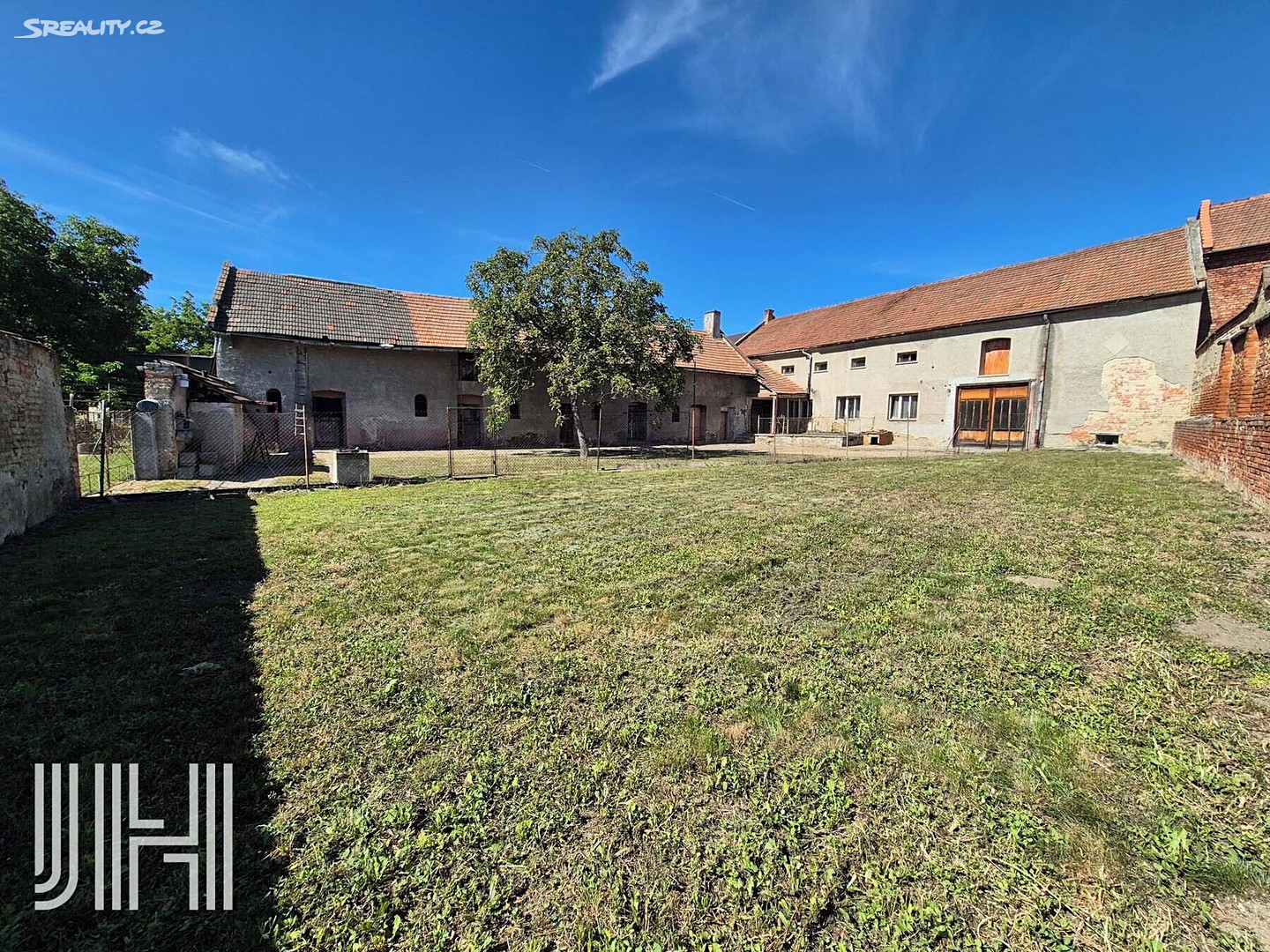 Prodej  rodinného domu 240 m², pozemek 1 160 m² – další