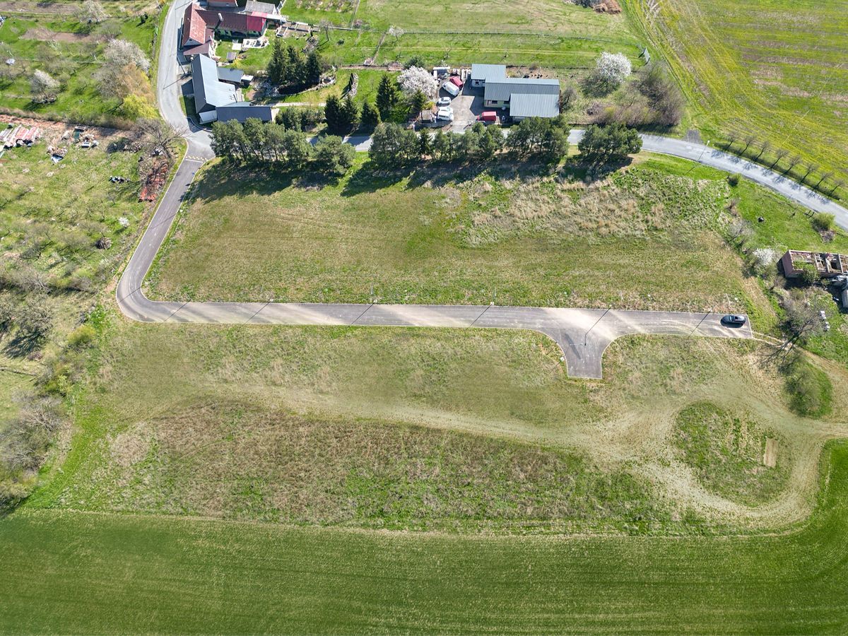 Prodej stavebního pozemku 955 m² – fotografie 2