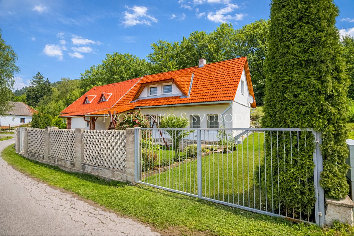 Prodej rodinného domu 290 m², pozemek 860 m²