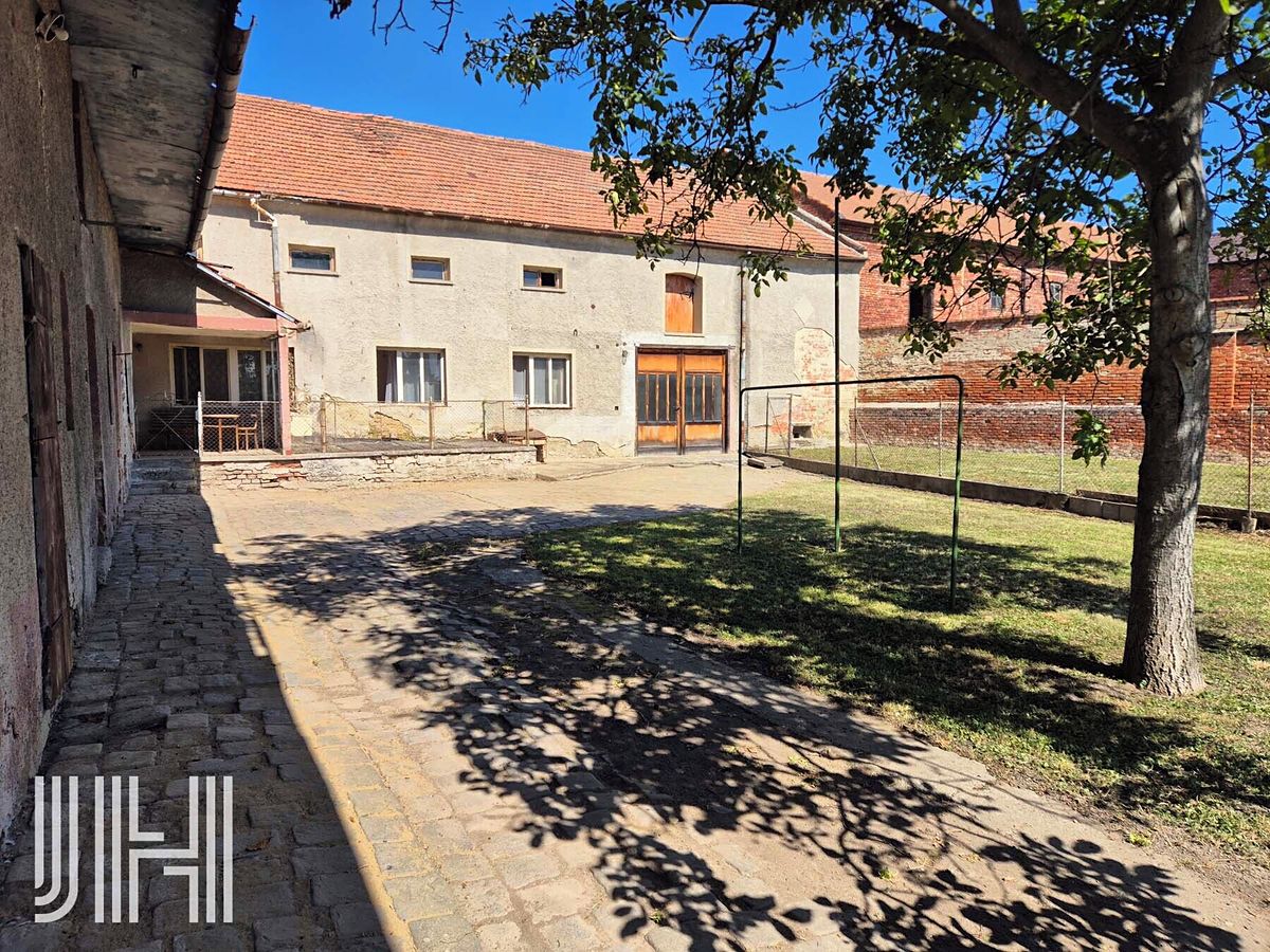 Prodej rodinného domu 240 m², pozemek 1160 m² – fotografie 3