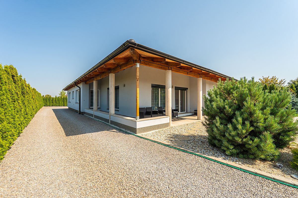 Prodej rodinného domu 220 m², pozemek 1053 m²