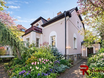 Prodej  rodinného domu 365 m², pozemek 1 038 m²