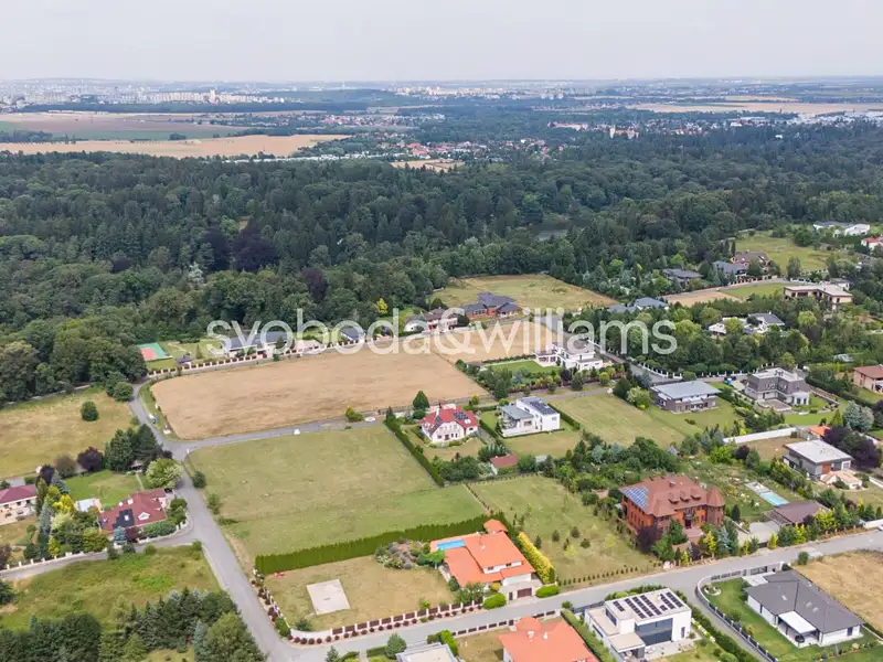Prodej stavebního pozemku 2027 m², Jesenice – náhled fotky 2