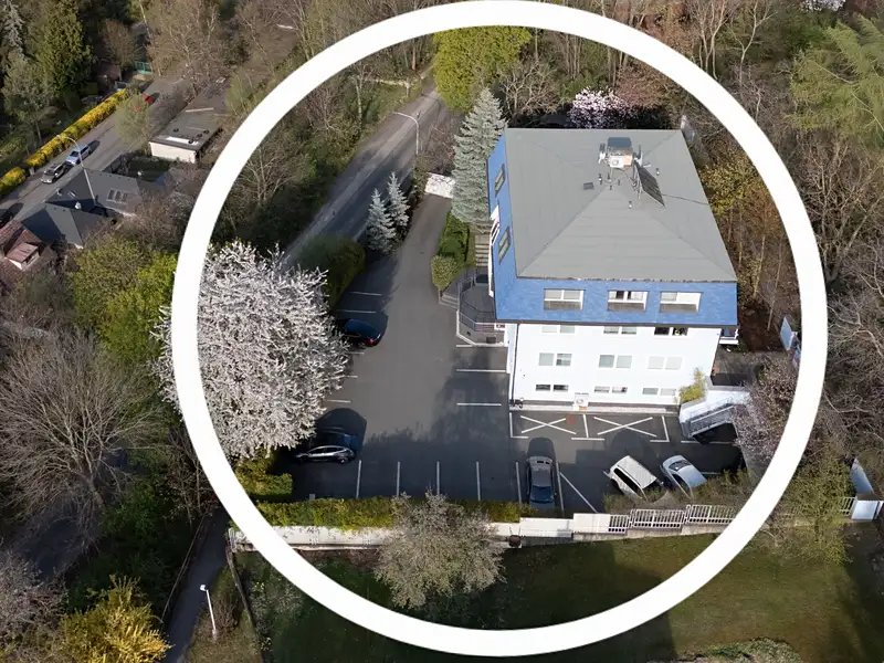 Pronájem rodinného domu 700 m², pozemek 934 m², Praha – náhled fotky 1