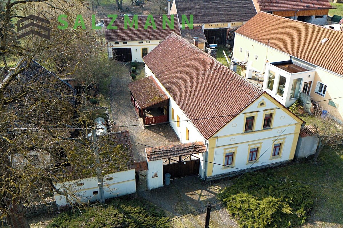 Prodej rodinného domu 220 m², pozemek 909 m² – fotografie 2