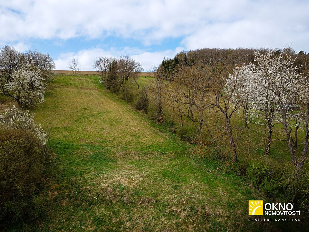 Prodej stavebního pozemku 1748 m² – fotografie 3